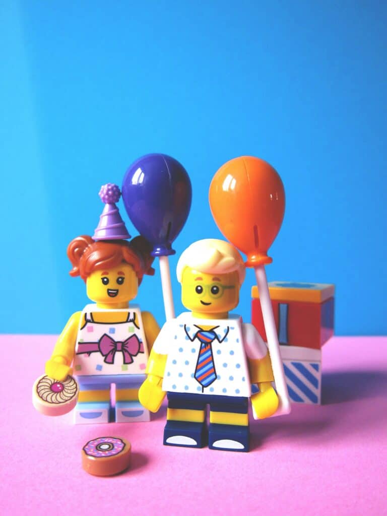 Ideen für Geschenke im Sugar Date. Dargestellt durch zwei Legofiguren mit Geschenken.