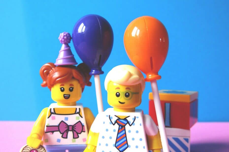 Ideen für Geschenke im Sugar Date. Dargestellt durch zwei Legofiguren mit Geschenken.