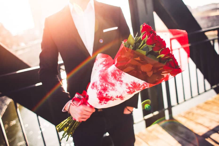 Ein Gentleman mit Rosen um Escort für Frauen