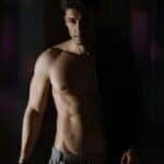 Escort Gentleman mit nacktem Oberkörper