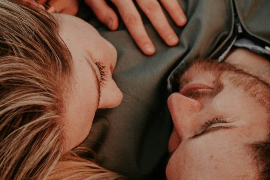 Kuschelndes Paar im Sugardating, die sich mit dem MySugardaddy Promo Code kennengelernt haben.