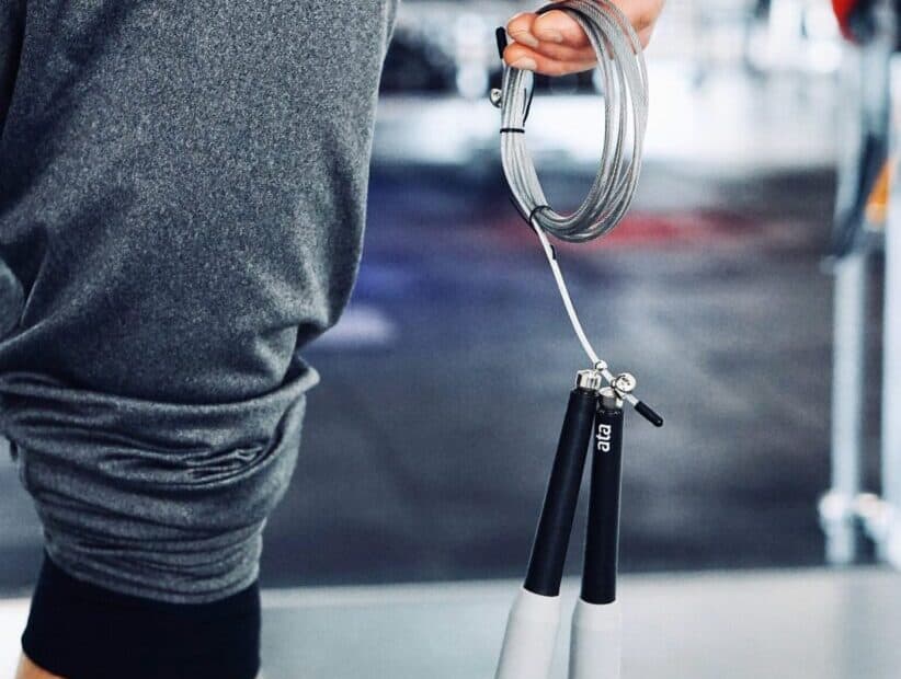 Mann der mit einem Springseil Fitness betreibt