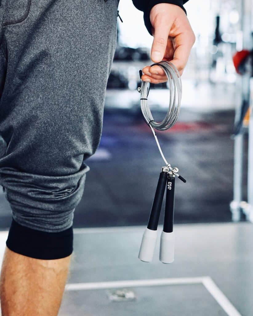 Mann der mit einem Springseil Fitness betreibt